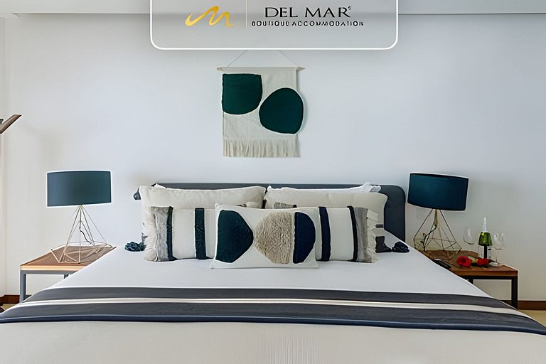Peninsula 9r by Del Mar
