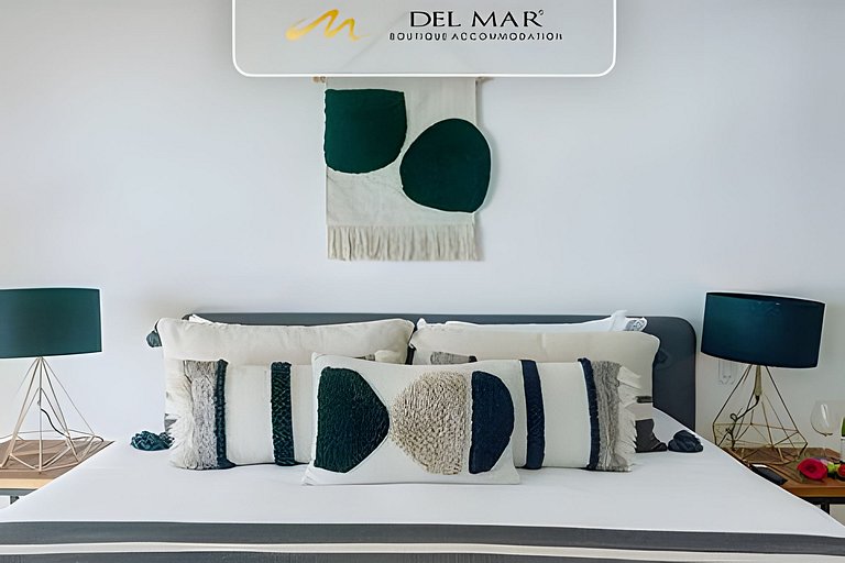Peninsula 9r by Del Mar