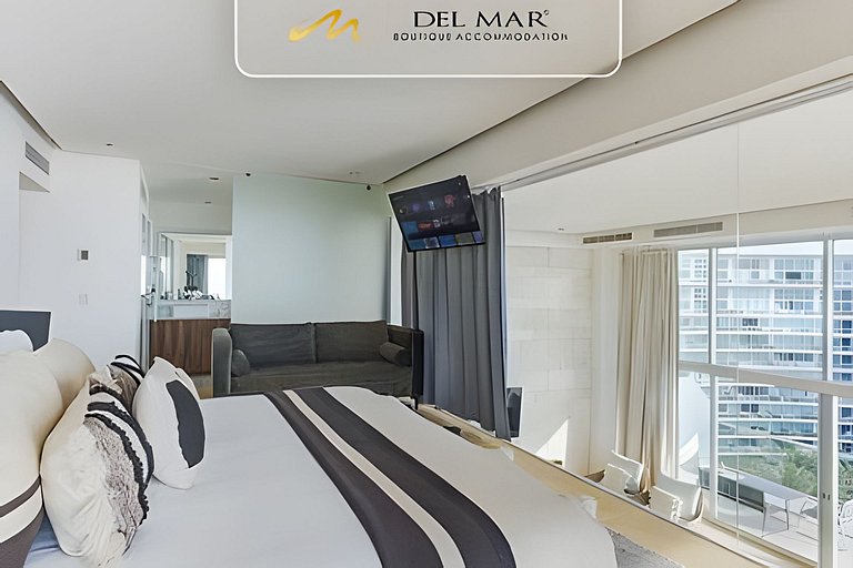 Peninsula 9r by Del Mar