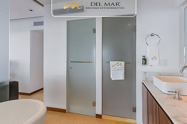 Peninsula 9r by Del Mar