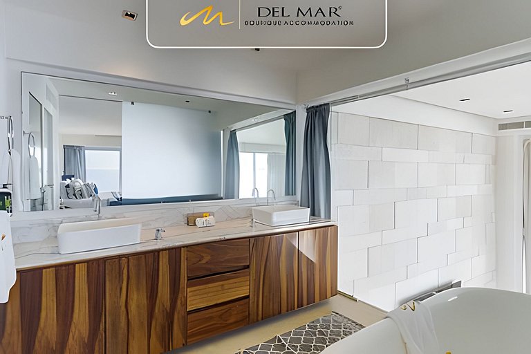 Peninsula 9r by Del Mar